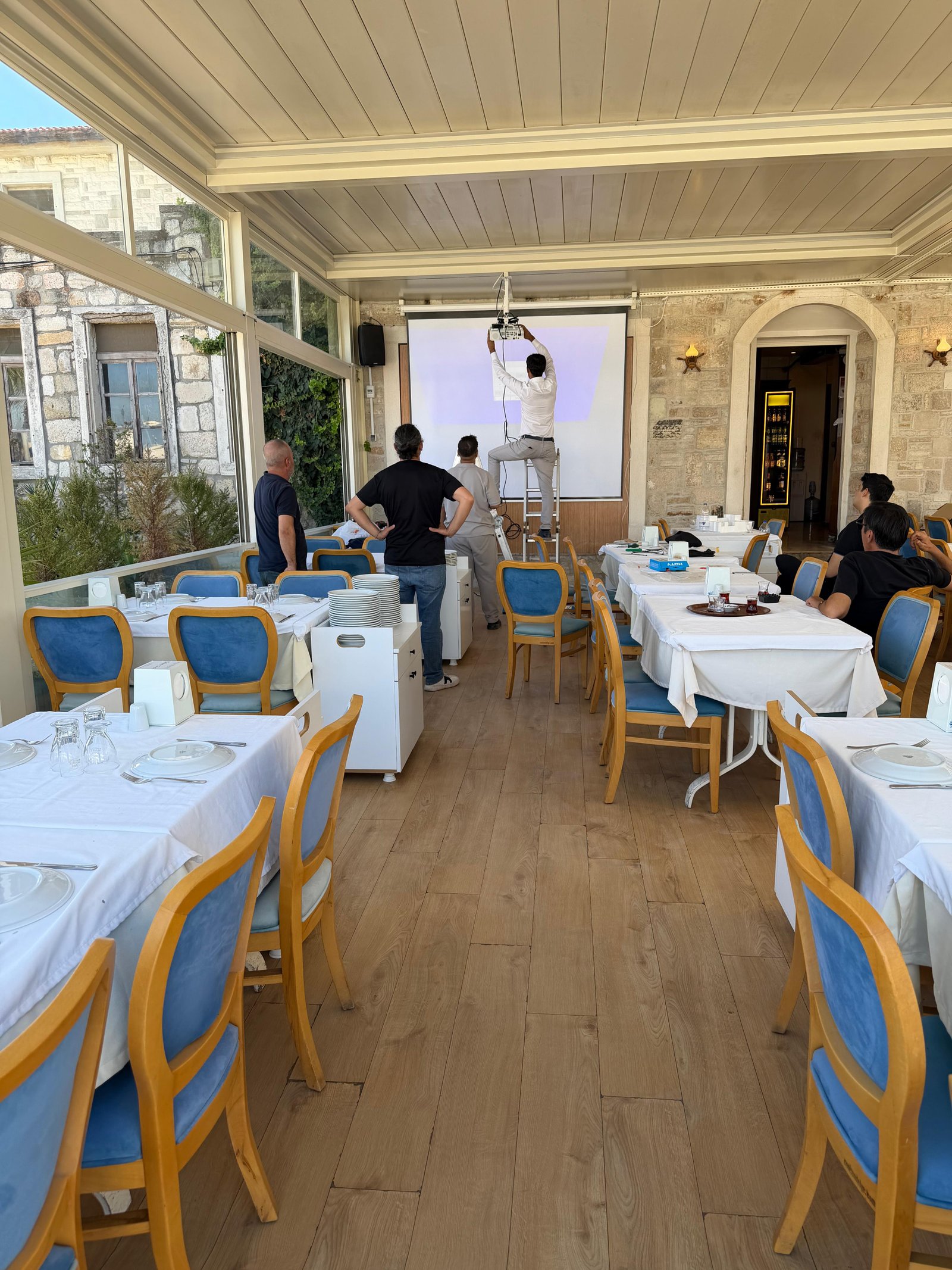 PROJEKSİYON PERDE KURULUMU